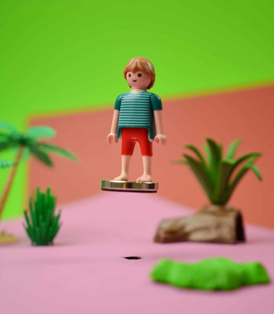 floating-playmobil